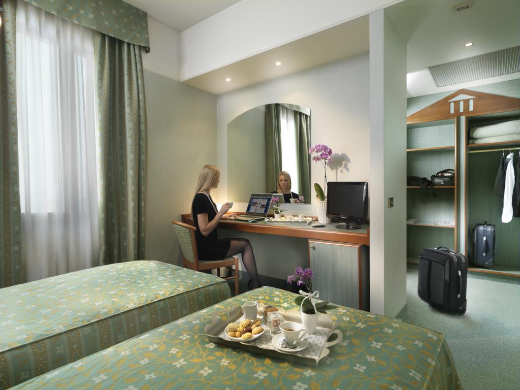 Piramidi Hotel توري دي كوارتيسولو المظهر الخارجي الصورة